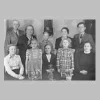 086-1047 Frau Klara Templin, geb. Neske-Bildmitte- feierte am 19.01.1950 ihren 70. Geburtstag. Hier im Bild mit ihren Kindern und Enkelkindern.jpg